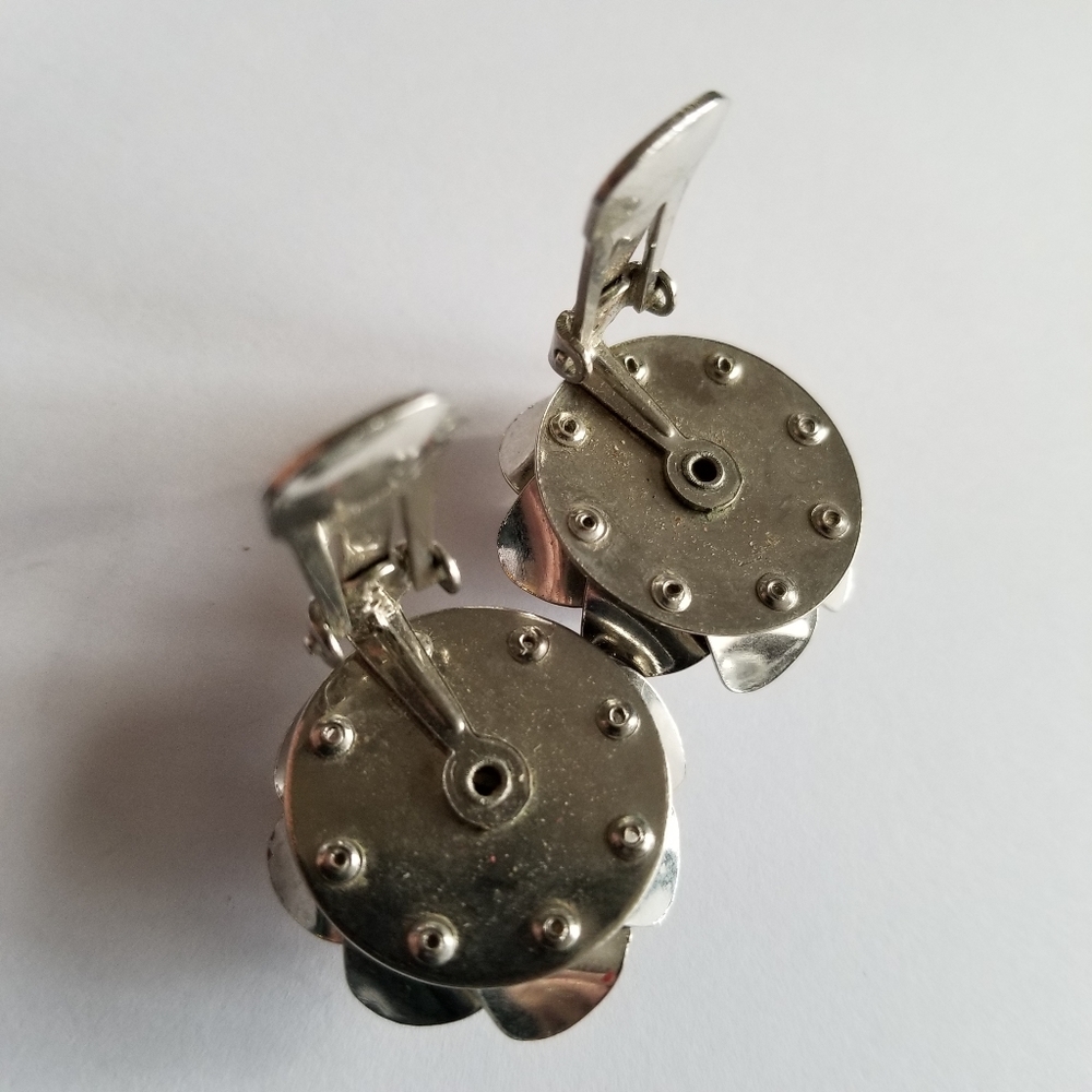 Vintage earrings flower clip on silver tone pinwheel floral chunky propeller - Picture 7 of 13